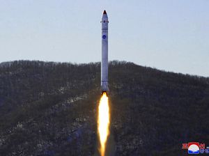 Jepang Murka Gegara Rudal Balistik Korut Jatuh di Wilayahnya