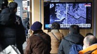 Pernyataan Pyongyang mengonfirmasi uji coba satelit mata-mata itu disampaikan sehari setelah Kepala Staf Gabungan Korsel (JCS) melaporkan peluncuran dua rudal balistik jarak menengah oleh Korut. JCS menyebut rudal itu mengudara sejauh 500 kilometer. AP Photo/Ahn Young-joon.