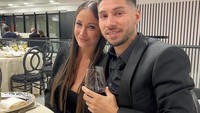 Lewat Instagramnya, pesepakbola kelahiran 1997 ini sering mengunggah momen kuliner bersama pasangannya.  Foto: Instagram