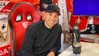 Beberapa kali hadir acara bertema sepakbola, Gonzalo suka minuman dingin yang menyegarkan.  Foto: Instagram