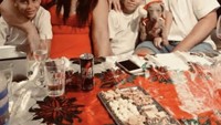 Merayakan natal bersama keluarganya, Gonzalo kompak mengenakan topi Santa Claus dengan aneka makanan dan cemilan yang disediakan. Foto: Instagram