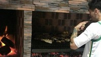 Suka dengan hidangan daging panggang, Gonzalo memastikan aneka daging yang dipanggangnya matang dengan sempurna. Foto: Instagram