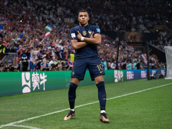 LUSAIL CITY, QATAR - DECEMBER 18: Kylian Mbappe of France celebrates scoring their third goal during the FIFA World Cup Qatar 2022 Final match between Argentina and France at Lusail Stadium on December 18, 2022 in Lusail City, Qatar. (Photo by Visionhaus/Getty Images)