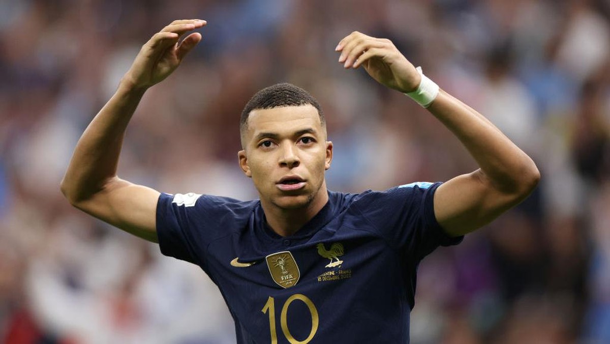 Mbappe mencetak gol ketiga Prancis, lagi-lagi dari titik penalti. Foto: Getty Images/Catherine Ivill