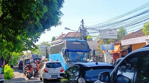 Lalu lintas di Jalan Gunung Soputan Denpasar menuju arah Kuta, Badung, Bali, tampak padat saat libur sekolah yang bertepatan dengan momen natal dan tahun baru (Nataru) 2023.