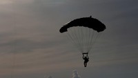 Prajurit Batalyon Intai Amfibi (Yontaifib) Korps Marinir TNI AL melakukan Terjun Tempur pada Latihan Coperation Afload Readiness And Training (CARAT) bersama USMC Recon (Recoinaissance) di Pusat Latihan Tempur (Puslatpur) Marinir 5 Baluran, Situbondo, Jawa Timur.  