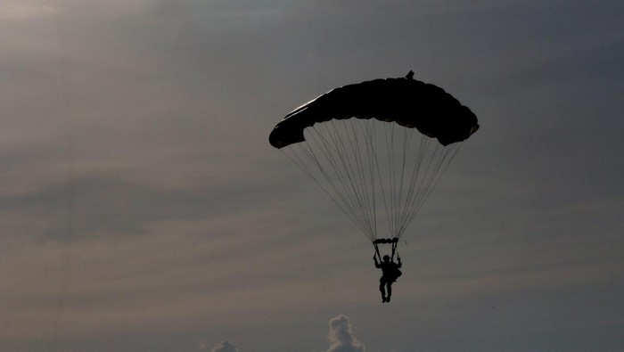 LATIHAN TERJUN TEMPUR CARAT 2022 Pesawat Bell Boeing V-22 Osprey tilt rotor lepas landas saat Latihan Cooperation Afload Readiness and Training (CARAT) antara Korps Marinir TNI AL dengan Korps Marinir Amerika Serikat di Pusat Latihan Tempur (Puslatpur) Marinir 5 Baluran, Situbondo, Jawa Timur, Minggu (18/12/2022). Latihan bersama pasukan elit Indonesia dan Amerika Serikat yang digelar selama 10 hari itu selain untuk berbagi teknik dan taktik pertempuran juga meningkatkan hubungan militer kedua negara.