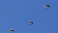 Pasukan elit Indonesia dan Amerika Serikat menggelar latihan bersama terjun tempur CARAT 2022, di Puslatpur Marinir 5 Baluran, Situbondo, Jawa Timur, Senin (19/12/2022). Latihan bersama pasukan elit Indonesia dan Amerika Serikat yang digelar selama 10 hari itu selain untuk berbagi teknik dan taktik pertempuran juga meningkatkan hubungan militer kedua negara.