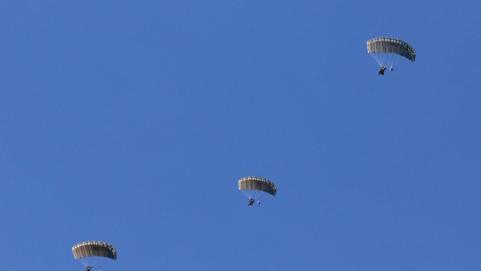 LATIHAN TERJUN TEMPUR CARAT 2022 Pesawat Bell Boeing V-22 Osprey tilt rotor lepas landas saat Latihan Cooperation Afload Readiness and Training (CARAT) antara Korps Marinir TNI AL dengan Korps Marinir Amerika Serikat di Pusat Latihan Tempur (Puslatpur) Marinir 5 Baluran, Situbondo, Jawa Timur, Minggu (18/12/2022). Latihan bersama pasukan elit Indonesia dan Amerika Serikat yang digelar selama 10 hari itu selain untuk berbagi teknik dan taktik pertempuran juga meningkatkan hubungan militer kedua negara.