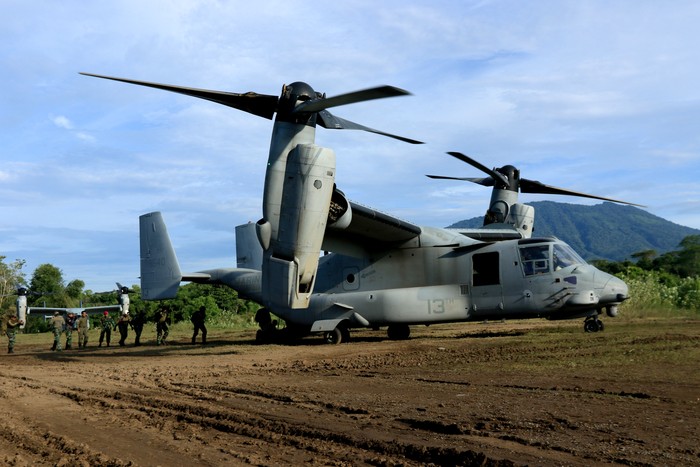 Pesawat Bell Boeing V-22 Osprey tilt rotor lepas landas saat Latihan Cooperation Afload Readiness and Training (CARAT) antara Korps Marinir TNI AL dengan Korps Marinir Amerika Serikat di Pusat Latihan Tempur (Puslatpur) Marinir 5 Baluran, Situbondo, Jawa Timur, Minggu (18/12/2022). Latihan bersama pasukan elit Indonesia dan Amerika Serikat yang digelar selama 10 hari itu selain untuk berbagi teknik dan taktik pertempuran juga meningkatkan hubungan militer kedua negara.
