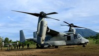 Prajurit Batalyon Intai Amfibi (Yontaifib) Korps Marinir TNI AL memasuki pesawat Bell Boeing V-22 Osprey tilt rotor pada kegiatan Terjun Tempur Latihan Coperation Afload Readiness And Training (CARAT) bersama United States Marines Corps (USMC) Reconnaissance di Pusat Latihan Tempur (Puslatpur) Marinir 5 Baluran, Situbondo, Jawa Timur.