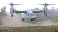 Pesawat Bell Boeing V-22 Osprey tilt rotor lepas landas saat Latihan Cooperation Afload Readiness and Training (CARAT) antara Korps Marinir TNI AL dengan Korps Marinir Amerika Serikat di Pusat Latihan Tempur (Puslatpur) Marinir 5 Baluran, Situbondo, Jawa Timur, Minggu (18/12/2022).   