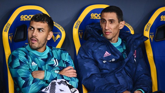 VERONA, ITALY - NOVEMBER 10: Leandro Paredes and Angel Di Maria of Juventus look on from the bench during the Serie A match between Hellas Verona and Juventus at Stadio Marcantonio Bentegodi on November 10, 2022 in Verona, Italy. (Photo by Alessandro Sabattini/Getty Images)