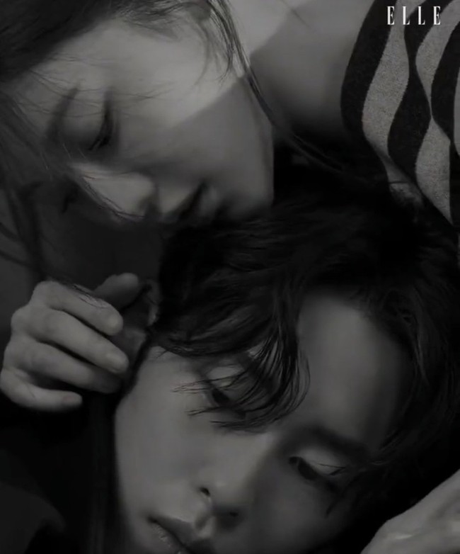 Dalam sesi wawancara, Go Yoon Jung mengungkap perasaannya setelah dipasangkan dengan Lee Jae Wook. Sang aktris tak menyangka akan melihat sisinya yang menggemaskan dan penuh aegyo. Foto: dok. Elle Korea