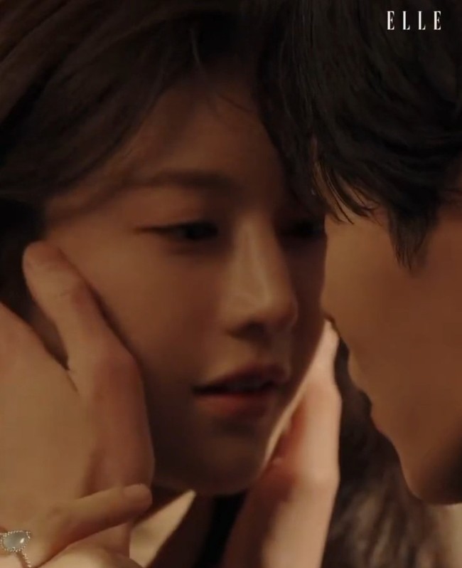 Dalam video trailer Elle Korea, Lee Jae Wook dan Go Yoon Jung tampak beradegan mesra mendekatkan wajah satu sama lain. Penggemar semakin heboh lantaran sang aktor baru-baru ini mengatakan bahwa dia menyukai lawan mainnya Go Yoon Jung. Foto: dok. Elle Korea