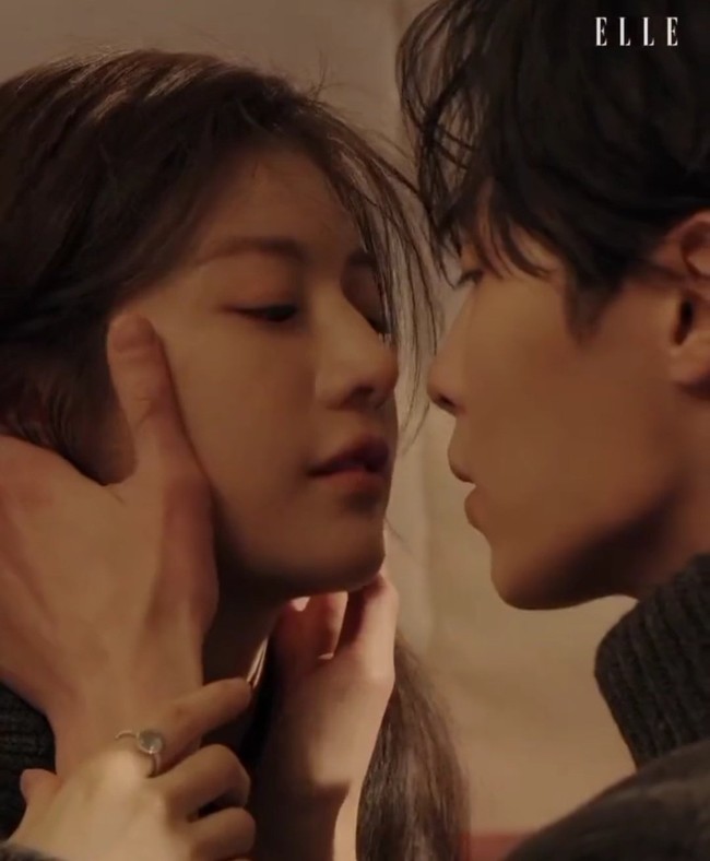 Lee Jae Wook dan Go Yoon Jung menghiasi sampul majalah Elle Korea edisi Januari 2023. Pasangan drama Korea Alchemy of Souls 2 itu menghebohkan penggemar setelah menonton video trailer yang diunggah akun Instagram Elle Korea. Foto: dok. Elle Korea