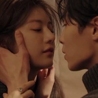 Lee Jae Wook dan Go Yoon Jung menghiasi sampul majalah Elle Korea edisi Januari 2023. Pasangan drama Korea Alchemy of Souls 2 itu menghebohkan penggemar setelah menonton video trailer yang diunggah akun Instagram Elle Korea. Foto: dok. Elle Korea