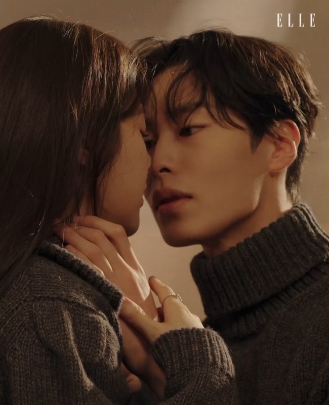 Pasangan Alchemy of Souls 2 itu terpaut dua tahun. Di mana Go Yoon Jung berusia 26 tahun dan Lee Jae Wook 24 tahun. Foto: dok. Elle Korea