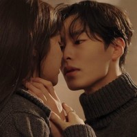 Pasangan Alchemy of Souls 2 itu terpaut dua tahun. Di mana Go Yoon Jung berusia 26 tahun dan Lee Jae Wook 24 tahun. Foto: dok. Elle Korea