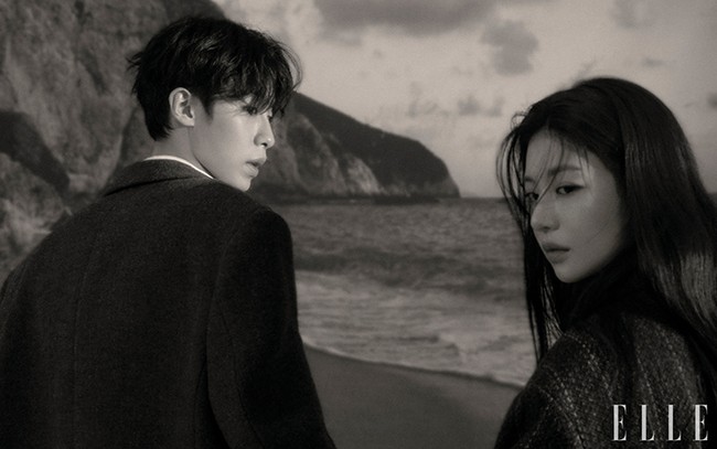 Sementara itu, episode terbaru Alchemy of Souls 2 yang tayang Minggu (18/12/2022) kemarin menampilkan adegan ciuman pertama Lee Jae Wook dan Go Yoon Jung. Foto: dok. Elle Korea