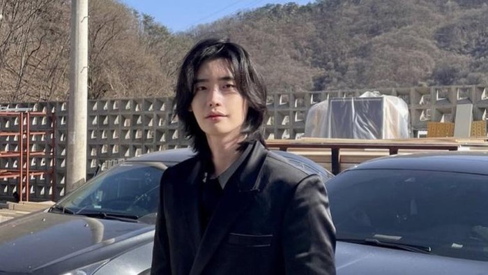 Lee Jong Suk Lee Jong Suk, aktor sekaligus model asal Korea Selatan terkenal dengan aktingnya yang bagus dan proporsi tubuh yang ideal. Tak heran jika ia menjadi salah satu aktor yang paling dicari.