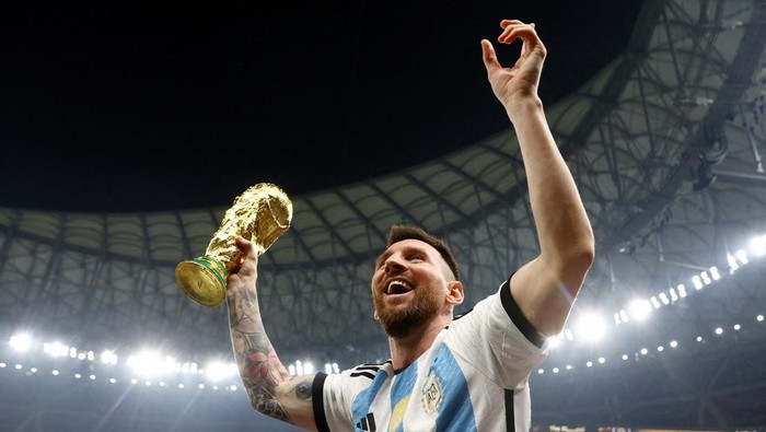 Soccer Football - FIFA World Cup Qatar 2022 - Final - Argentina v France - Lusail Stadium, Lusail, Qatar - December 18, 2022   Argentinas Lionel Messi celebrates winning the World Cup with the trophy REUTERS/Hannah Mckay     TPX IMAGES OF THE DAY