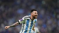 Perjuangan Messi untuk mencapai hal itu bukanlah perjalanan yang mudah. Di masa kecil, ia dididagnosis dengan sindrom kekurangan hormon pertumbuhan atau disebut Growth Hormone Deficiency (GHD). Adapun kondisi ini membuat perawakannya lebih pendek dari anak seusianya. (Foto: AP/Petr David Josek).