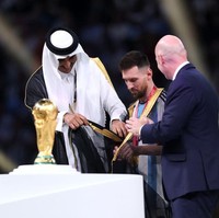 Suami Antonella Roccuzzo tersebut dipakaikan luaran bisht, jubah tradisional Arab yang biasa dipakai untuk momen-momen spesial, seperti pernikahan atau acara agama, termasuk Idul Fitri. Bisht disamakan dengan dasi hitam karena itu bisa diasosikan dengan kekuasaan dan formalitas. Foto: Getty Images/Julian Finney