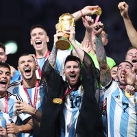 Walau punya makna yang positif, sejumlah netizen menyebut momen tersebut canggung dan tidak setuju dengan pemakaian jubah itu.  Beberapa bahkan menyebut Qatar bersikap egois karena perayaan itu adalah untuk para pemain bukan tuan rumah. Foto: Getty Images/Julian Finney