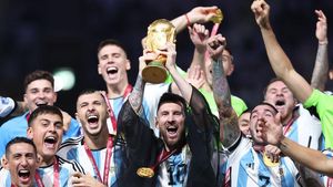 Gaya Lionel Messi Pakai Jubah Hitam ala Ksatria Arab!