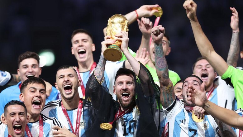 LUSAIL CITY, QATAR - DECEMBER 18: Lionel Messi of Argentina lifts the FIFA World Cup Qatar 2022 Winners Trophy during the FIFA World Cup Qatar 2022 Final match between Argentina and France at Lusail Stadium on December 18, 2022 in Lusail City, Qatar. (Photo by Julian Finney/Getty Images)