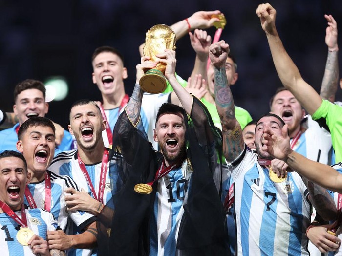 LUSAIL CITY, QATAR - DECEMBER 18: Lionel Messi of Argentina lifts the FIFA World Cup Qatar 2022 Winners Trophy during the FIFA World Cup Qatar 2022 Final match between Argentina and France at Lusail Stadium on December 18, 2022 in Lusail City, Qatar. (Photo by Julian Finney/Getty Images)