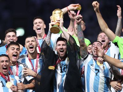 Gaya Lionel Messi Pakai Jubah Hitam ala Ksatria Arab!