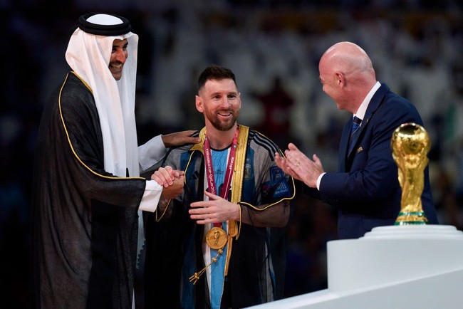 Bisht juga menjadi simbol status orang-orang kaya atau keluarga kerajaan. Dikutip dari Arab News, bisht adalah pilihan pakaian bagi politisi, ulama dan individu berpangkat tinggi di negara-negara Teluk Arab, Irak dan negara-negara di utara Arab Saudi. Jubah tradisional tersebut dimaksudkan untuk membedakan mereka yang memakainya.Foto: Getty Images/Quality Sport Images