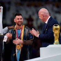 Bisht juga menjadi simbol status orang-orang kaya atau keluarga kerajaan. Dikutip dari Arab News, bisht adalah pilihan pakaian bagi politisi, ulama dan individu berpangkat tinggi di negara-negara Teluk Arab, Irak dan negara-negara di utara Arab Saudi. Jubah tradisional tersebut dimaksudkan untuk membedakan mereka yang memakainya.Foto: Getty Images/Quality Sport Images