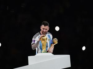 Peta Indonesia Tersorot Saat Messi Pamer Trofi Piala Dunia, Netizen Heboh