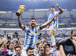 Messi pun diarak-arak dengan trofi Piala Dunia. La Pulga duduk di atas bahu Sergio Aguero yang membopongnya di tengah massa. (Foto: dpa/picture alliance via Getty I/picture alliance)