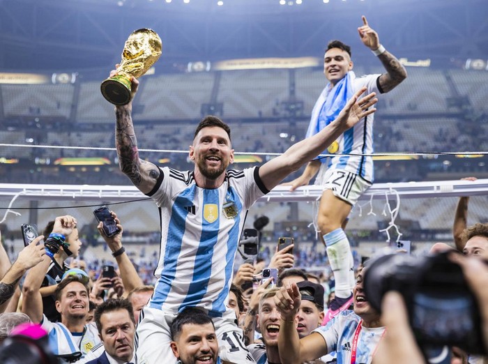 18 December 2022, Qatar, Lusail: Soccer: World Cup, Argentina - France, final round, final, Lusail Stadium, Argentinas Lionel Messi (l) and Lautaro Martínez celebrate with the World Cup trophy. Photo: Tom Weller/dpa (Photo by Tom Weller/picture alliance via Getty Images)