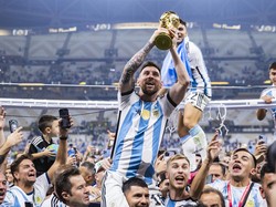 Hasil kamera menunjukkan Lionel Messi menggenggam trofi Piala Dunia dengan Lautaro Martinez sebagai latar belakangnya! (Foto: dpa/picture alliance via Getty I/picture alliance)