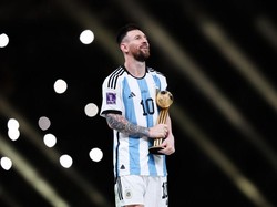 Lionel Messi menjadi pemain terbaik Piala Dunia 2022. Dengan torehan tujuh gol dan tiga assist selama turnamen, rasanya tak ada yang berani menyebut La Pulga tak pantas dengan raihan ini. Foto: Getty Images/Alex Livesey - Danehouse
