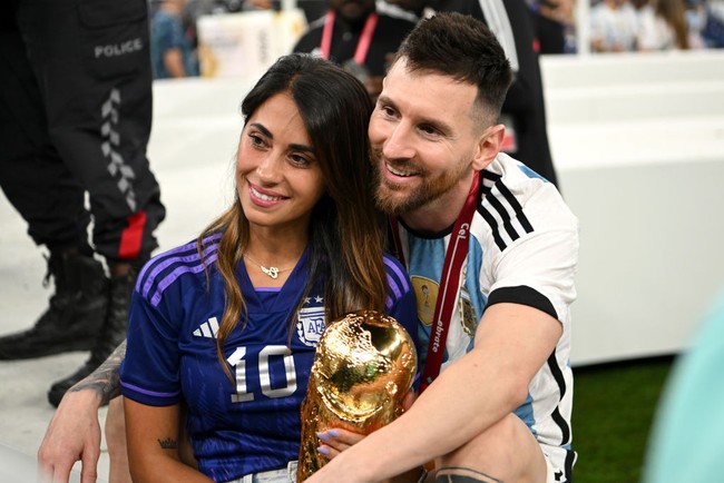 Keduanya pun sempat berfoto mesra. Antonella memegang trofi emas Piala Dunia. Foto: Getty Images