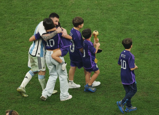 Inilah momen manis sekaligus langka yang tertangkap kamera. Messi memeluk erat Antonella Roccuzzo dan putranya. Dalam momen tersebut, Messi terlihat didampingi oleh tiga putranya. Foto: Getty Images