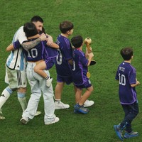 Inilah momen manis sekaligus langka yang tertangkap kamera. Messi memeluk erat Antonella Roccuzzo dan putranya. Dalam momen tersebut, Messi terlihat didampingi oleh tiga putranya. Foto: Getty Images