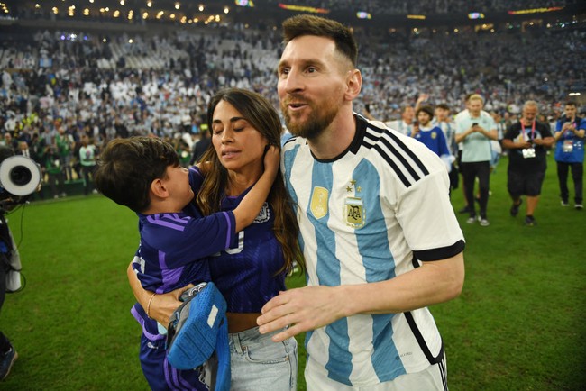 Pasangan ini punya kisah cinta bak negeri dongeng. Keduanya telah mengenal sejak kecil. Bisa dibilang Antonella adalah cinta pertama Lionel Messi. Foto: Getty Images