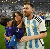 Pasangan ini punya kisah cinta bak negeri dongeng. Keduanya telah mengenal sejak kecil. Bisa dibilang Antonella adalah cinta pertama Lionel Messi. Foto: Getty Images