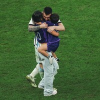 Argentina memenangkan Piala Dunia 2022. Lionel Messi, kapten tim nasional Argentina begitu bahagia dengan kemenangannya. Merayakan timnya membawa trofi kemenangan, Messi mencurahkan rasa bahagia dengan memeluk anak dan istrinya Antonella Roccuzzo.Foto: Getty Images