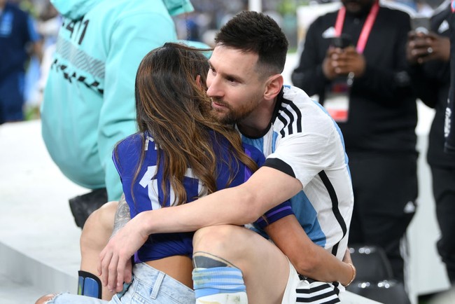 Antonella Roccuzzo tampak begitu bangga dengan pencapaian sang suami berhasil mencetak gol penalti saat melawan Prancis. Cinta pertama Messi yang kemudian dinikahinya itu tampak memberikan pelukan mesra untuk sang suami. Foto: Getty Images