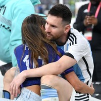 Antonella Roccuzzo tampak begitu bangga dengan pencapaian sang suami berhasil mencetak gol penalti saat melawan Prancis. Cinta pertama Messi yang kemudian dinikahinya itu tampak memberikan pelukan mesra untuk sang suami. Foto: Getty Images