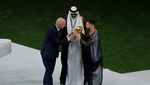 Tuai Polemik, Ini Momen Saat Messi Pakai Jubah Bisht Khas Arab