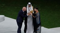 Qatar memberikan jubah bisht kepada Messi sebagai pembeda dari gelaran Piala Dunia lainnya. Jubah itu berwarna hitam transparan dengan aksen emas. AFP/ODD ANDERSEN